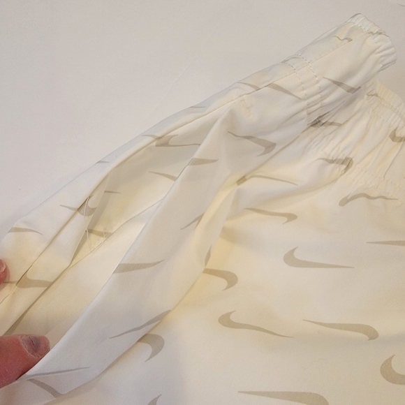 Nike Sportswear Swoosh Print Shorts Women's Size Large Style DV7932-133 NEW! - Picture 10 of 17